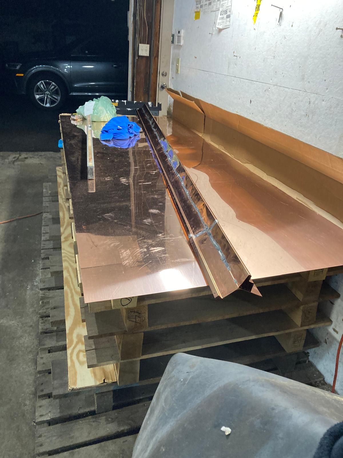 A piece of copper is sitting on top of a wooden pallet