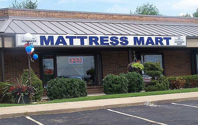 A mattress mart store is located in a brick building