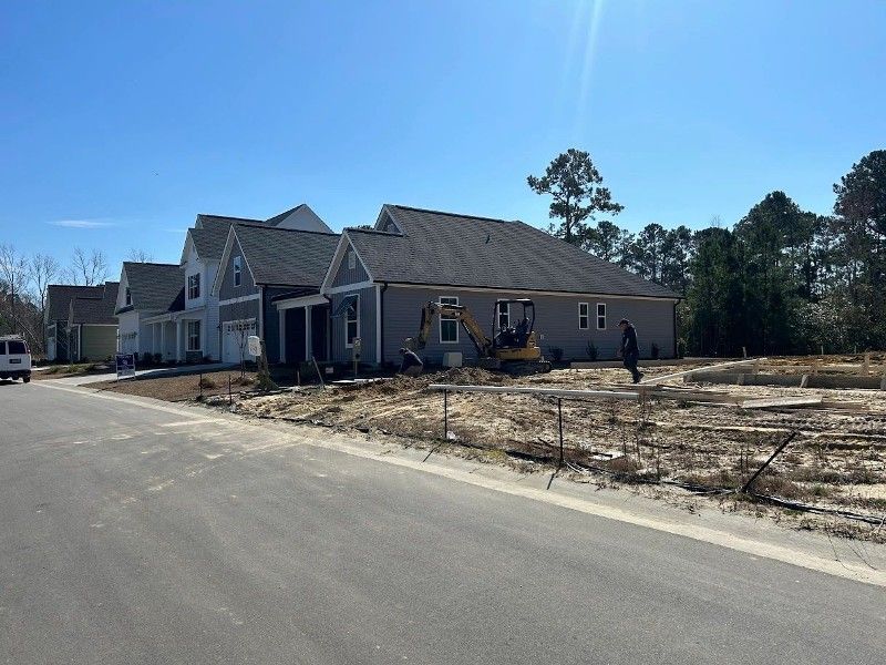 A row of houses are sitting on the side of a road.