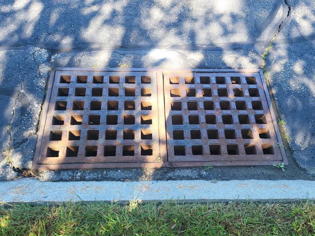 A manhole cover is sitting on the side of the road.