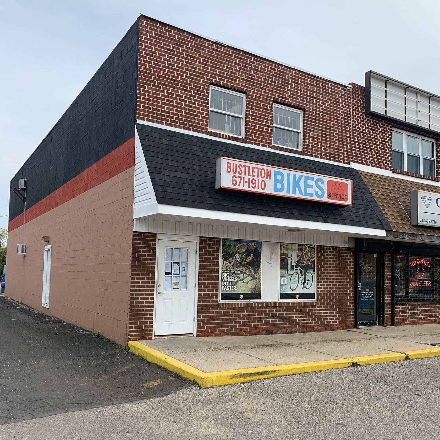 A brick building with a sign that says hustler bikes
