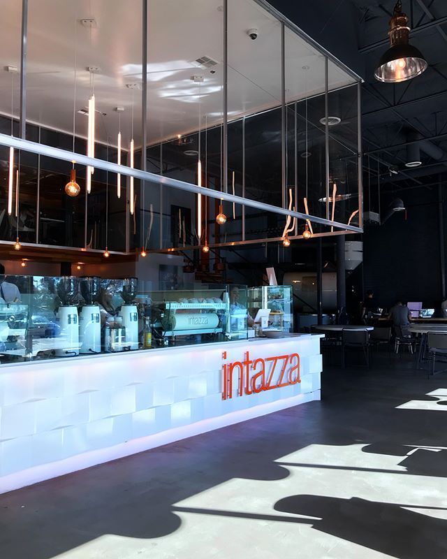 A restaurant with a counter that says ' intazza ' on it
