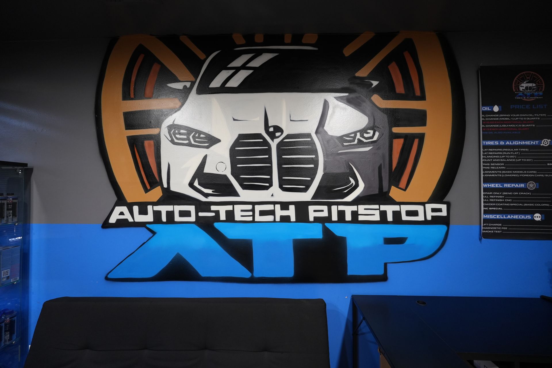 A sign that says auto-tech pitstop on it