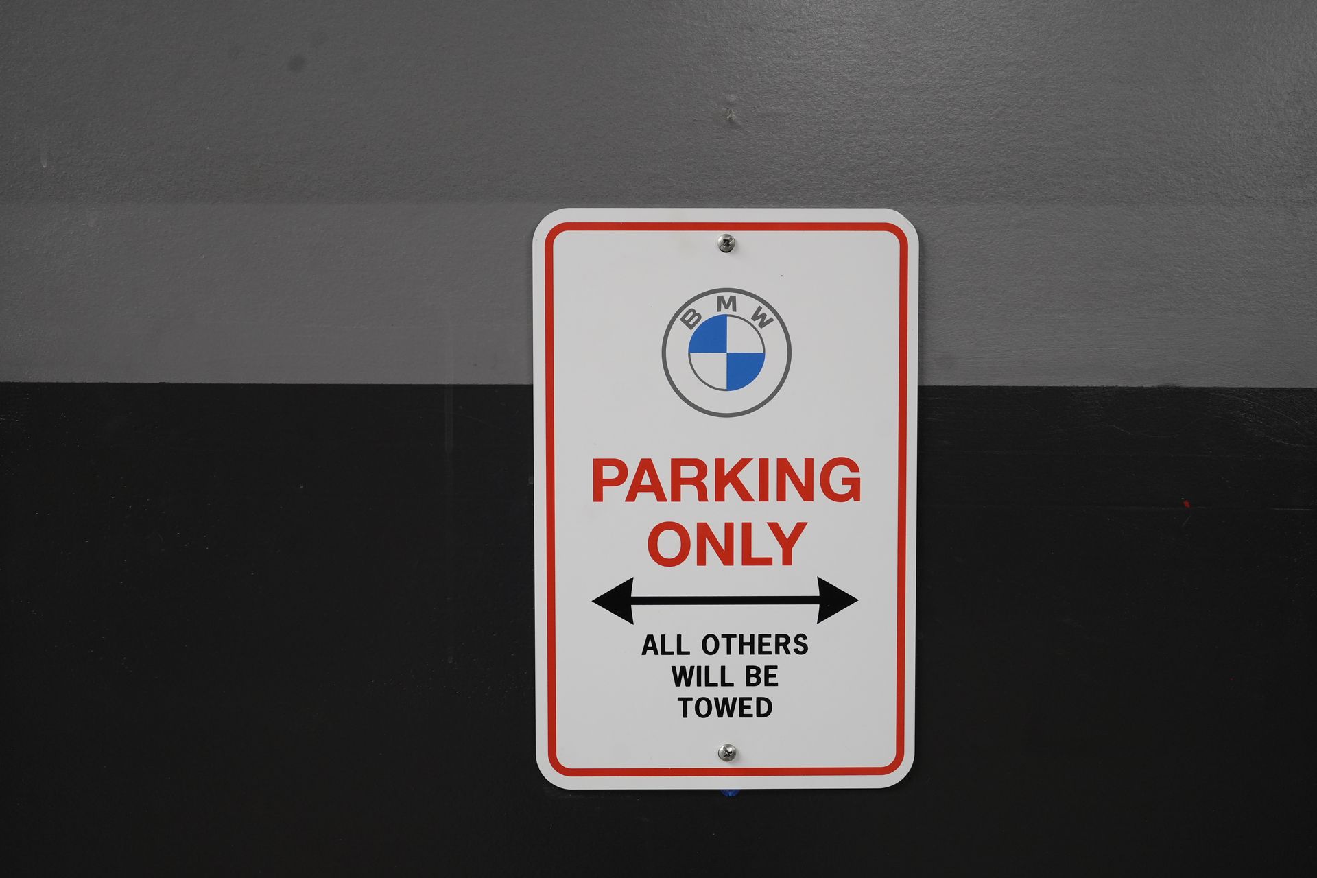 A sign that says parking only on it