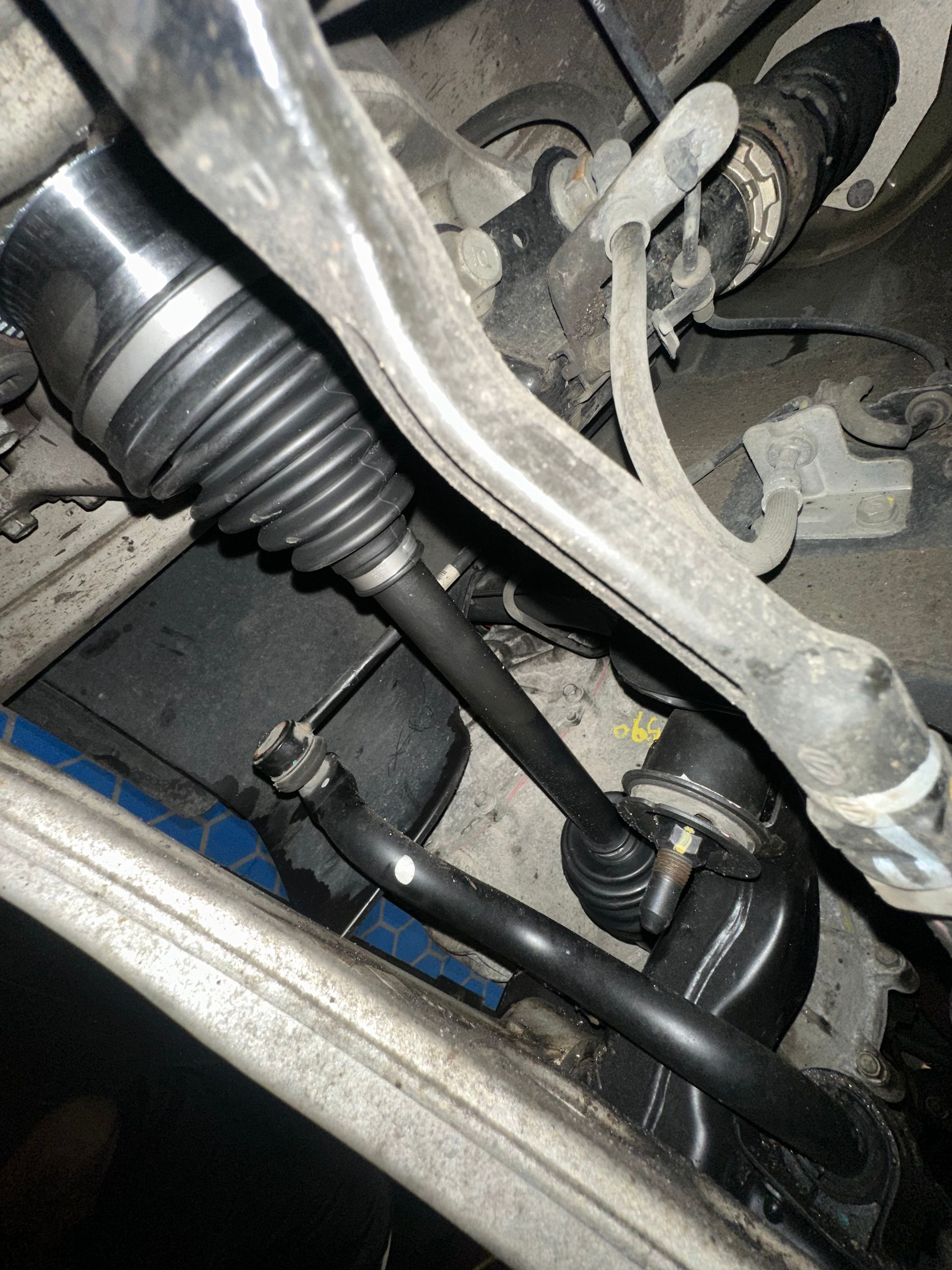 A close up of a steering gear on a car