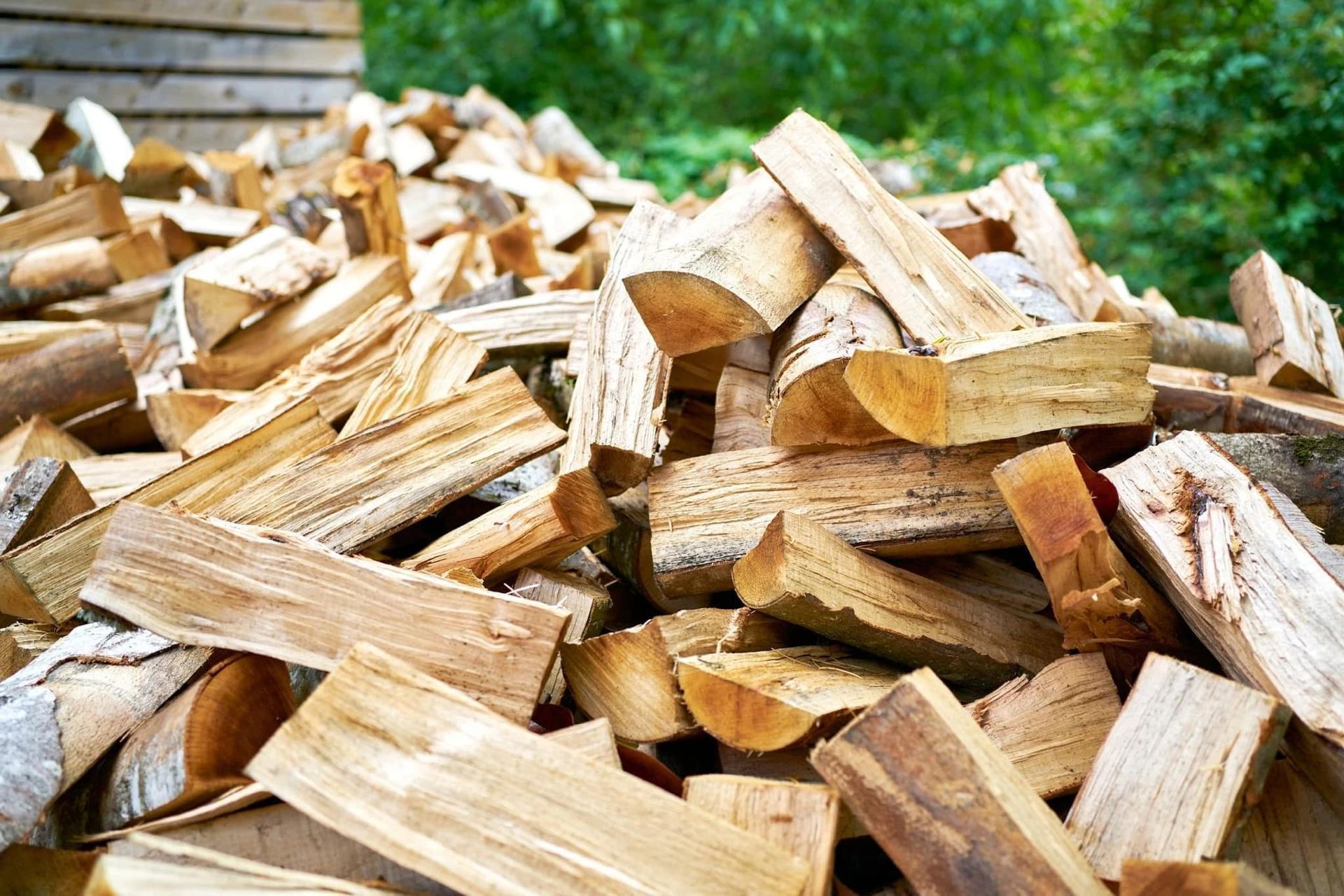 A pile of wood is sitting on top of each other in a pile.
