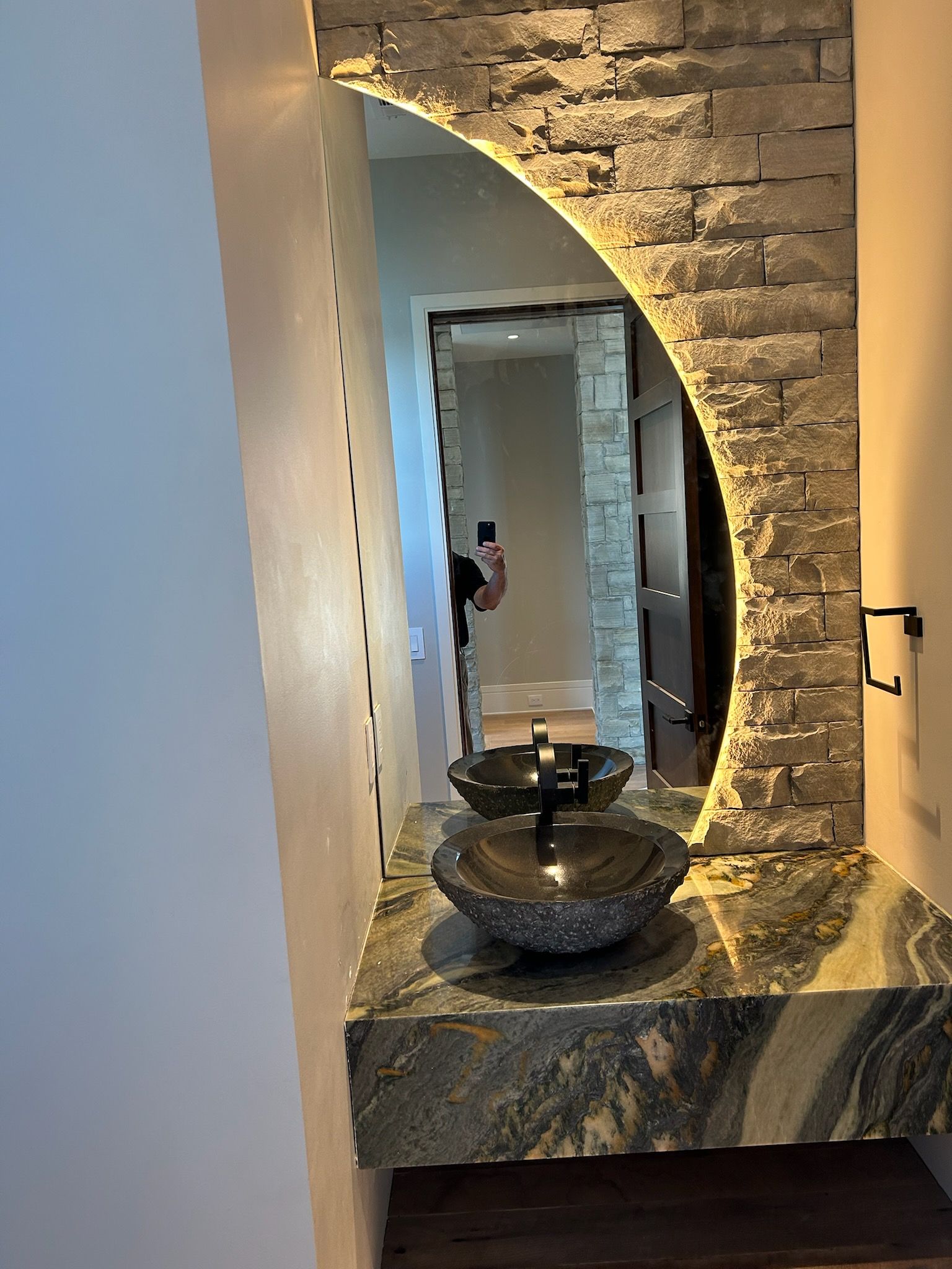 A bathroom with a sink and a mirror.