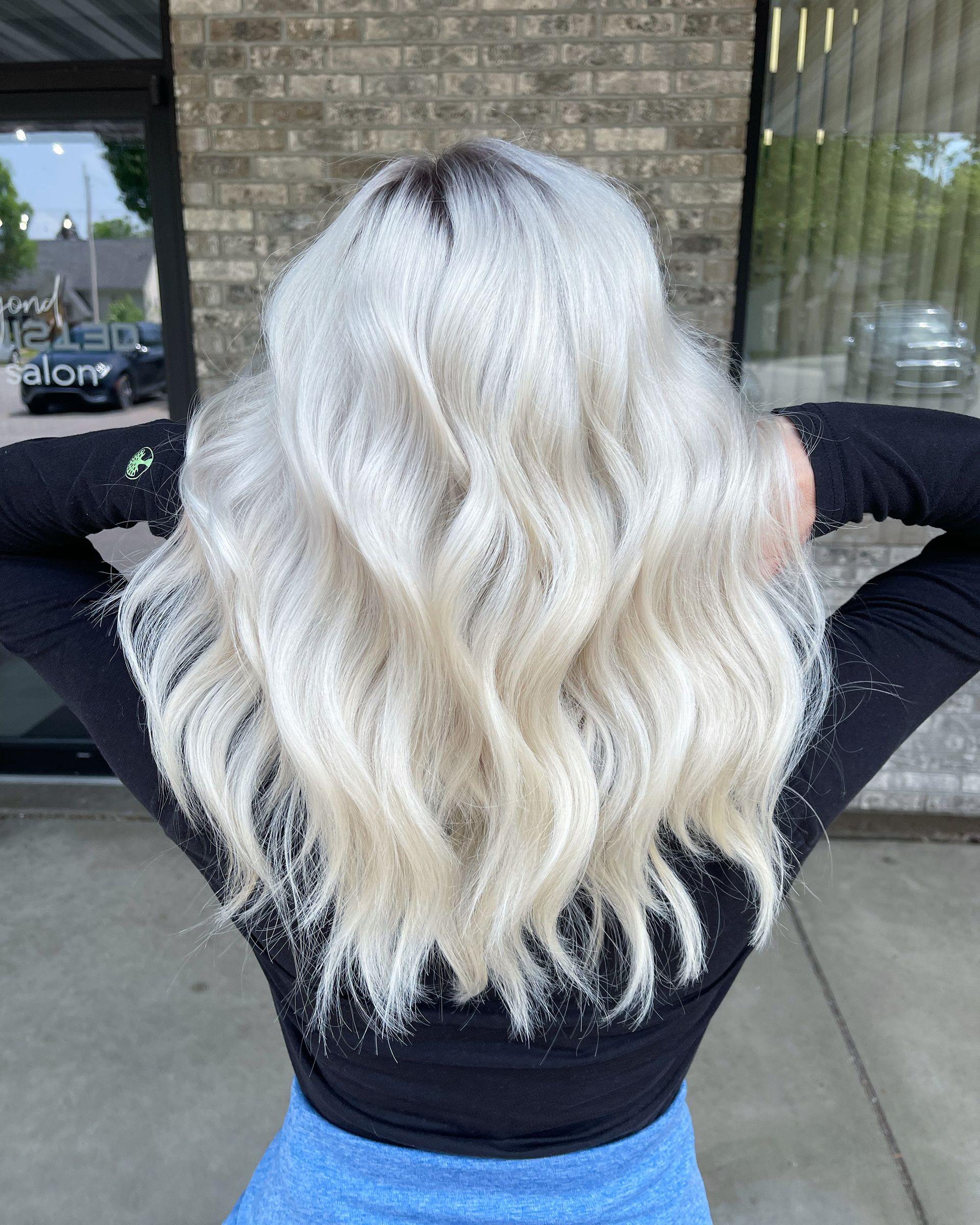 Blonde wavy hairstyle