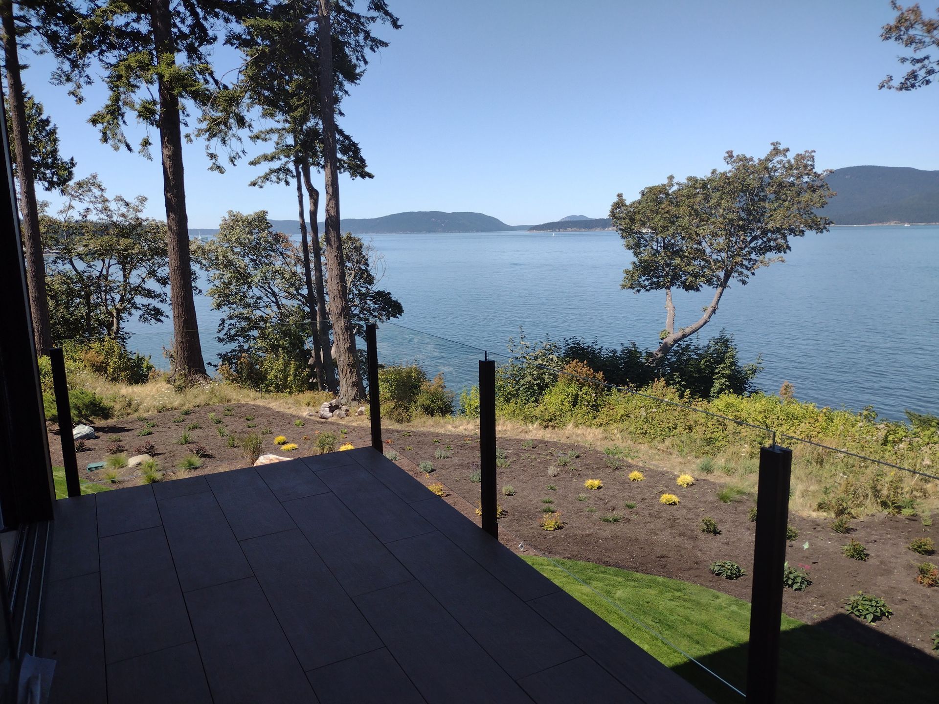 Glass railing construction