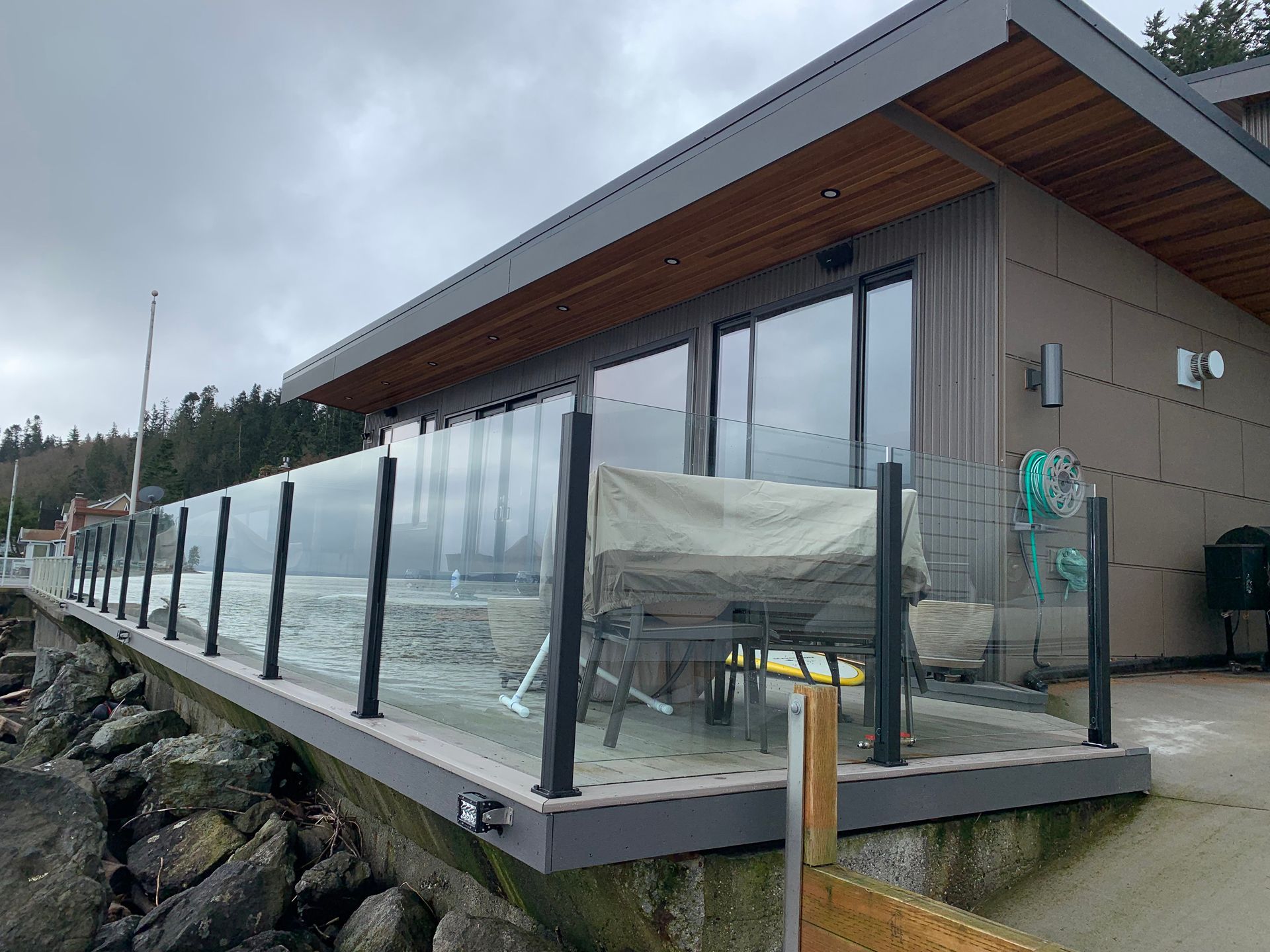 Custom-made glass railing system