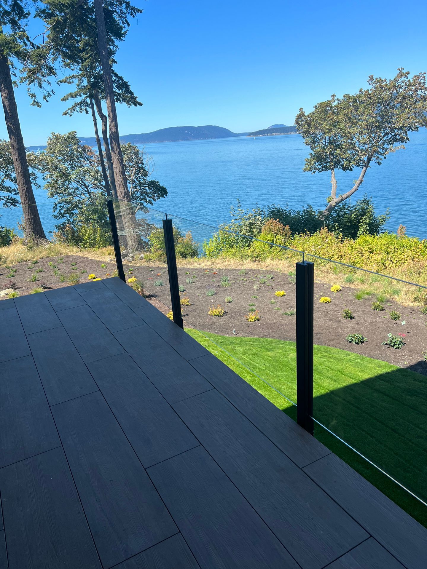 Corner glass railing