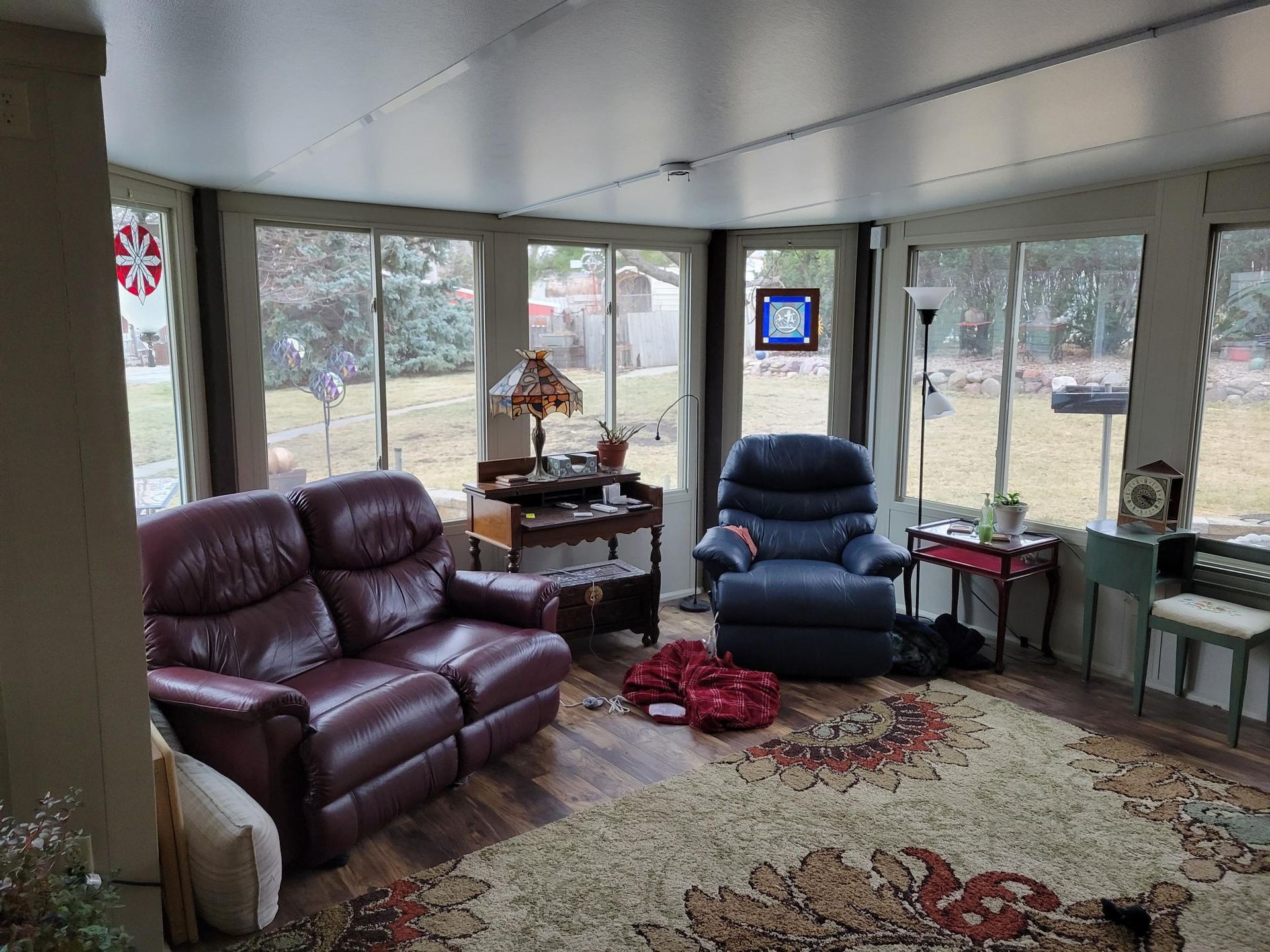 A sunroom filled with furnitures