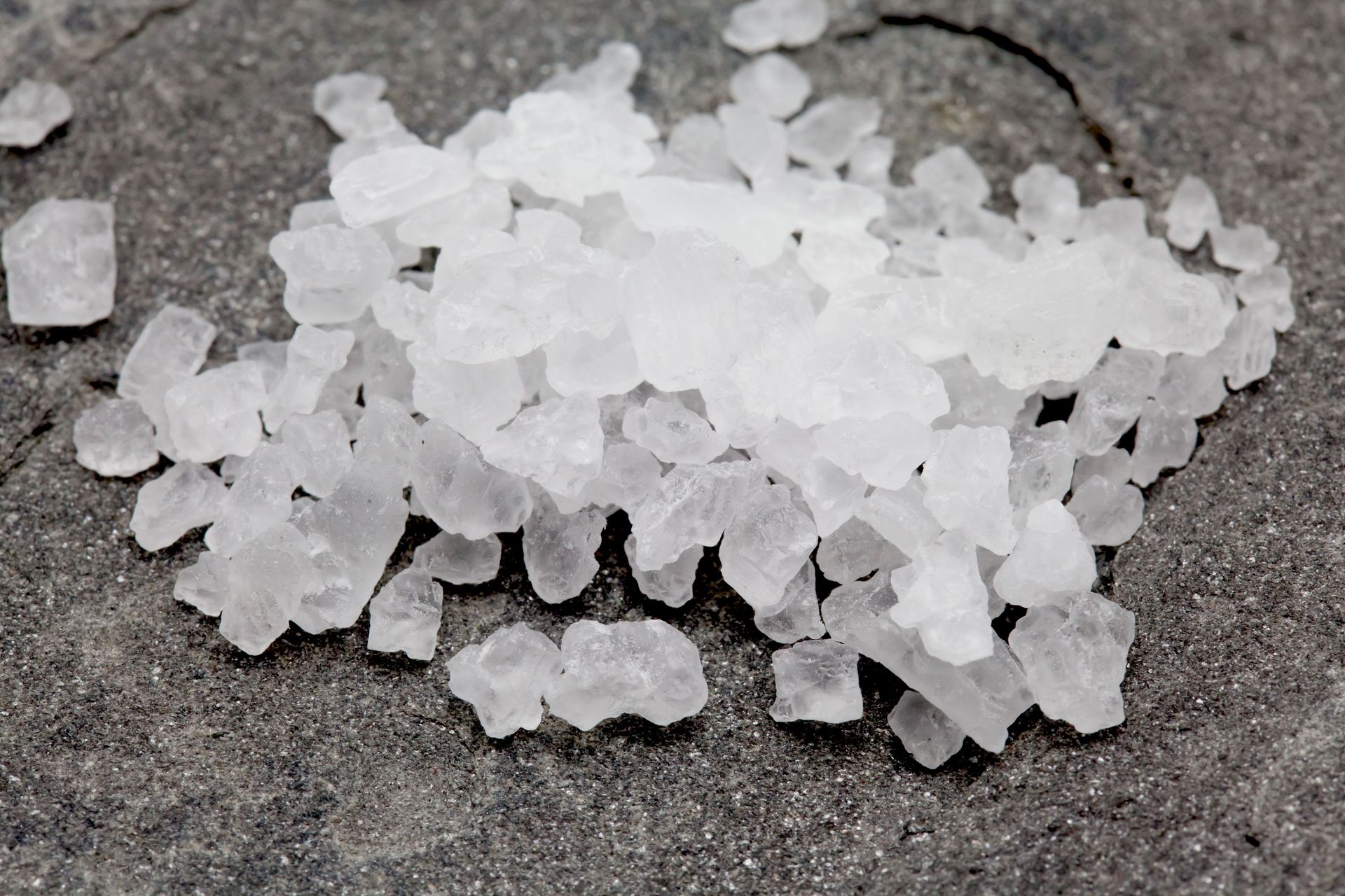 Pile of coarse, translucent, crystalline salt 