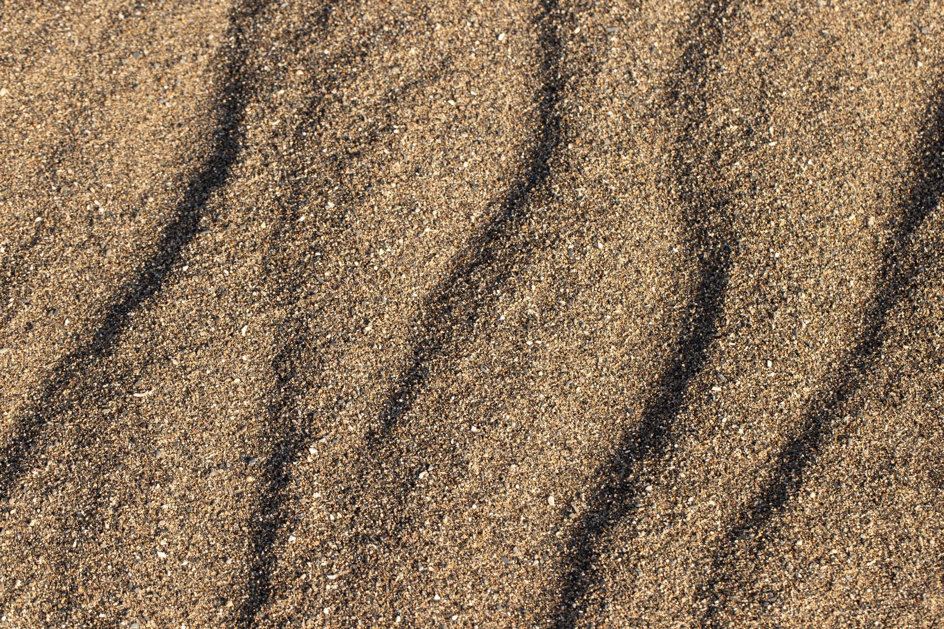 Sand with wave-like patterns 