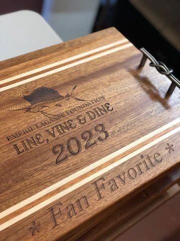 Wooden wine box engraved 'LIVE, VINE & GROWING 2023' with a fan favorite inscription.