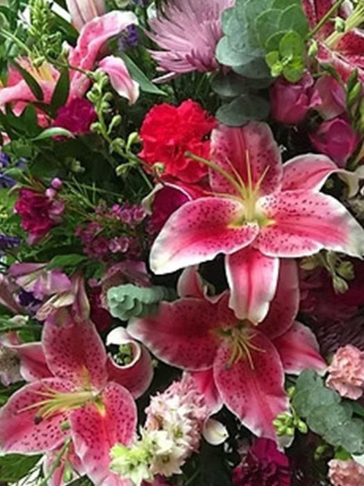 Vickie, Customer Service & Memorial Silk Designer