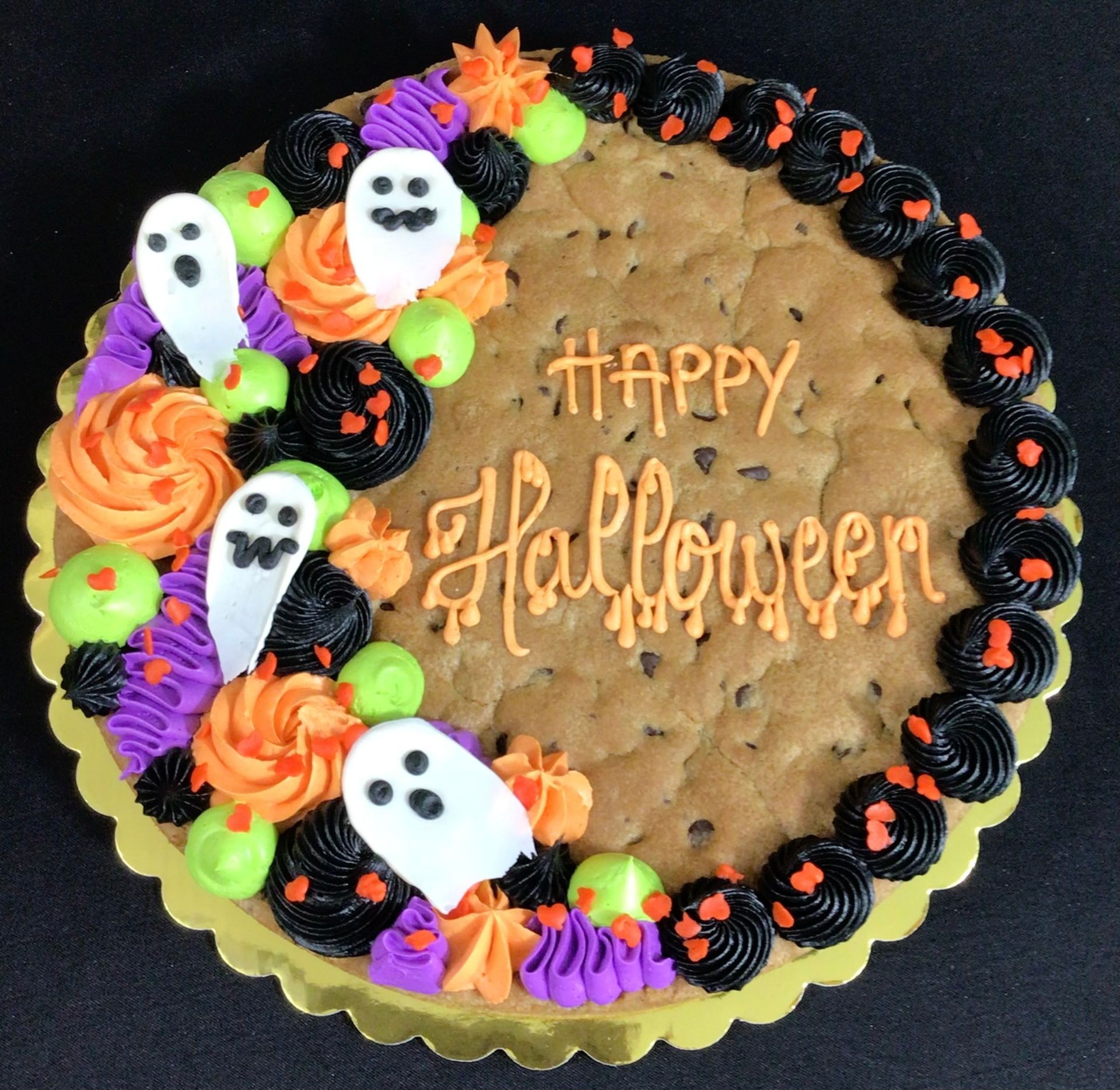 A Halloween cake with ghosts and pumpkins