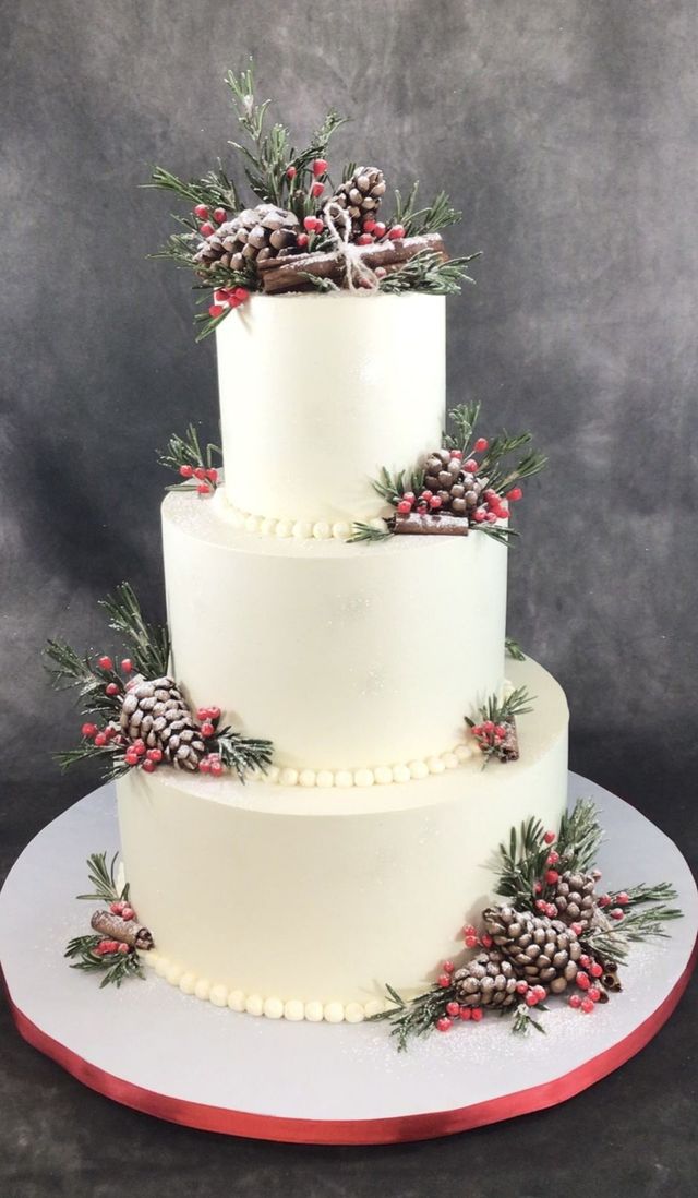 9 Christmas Inspired Wedding Cake Ideas | weddingsonline