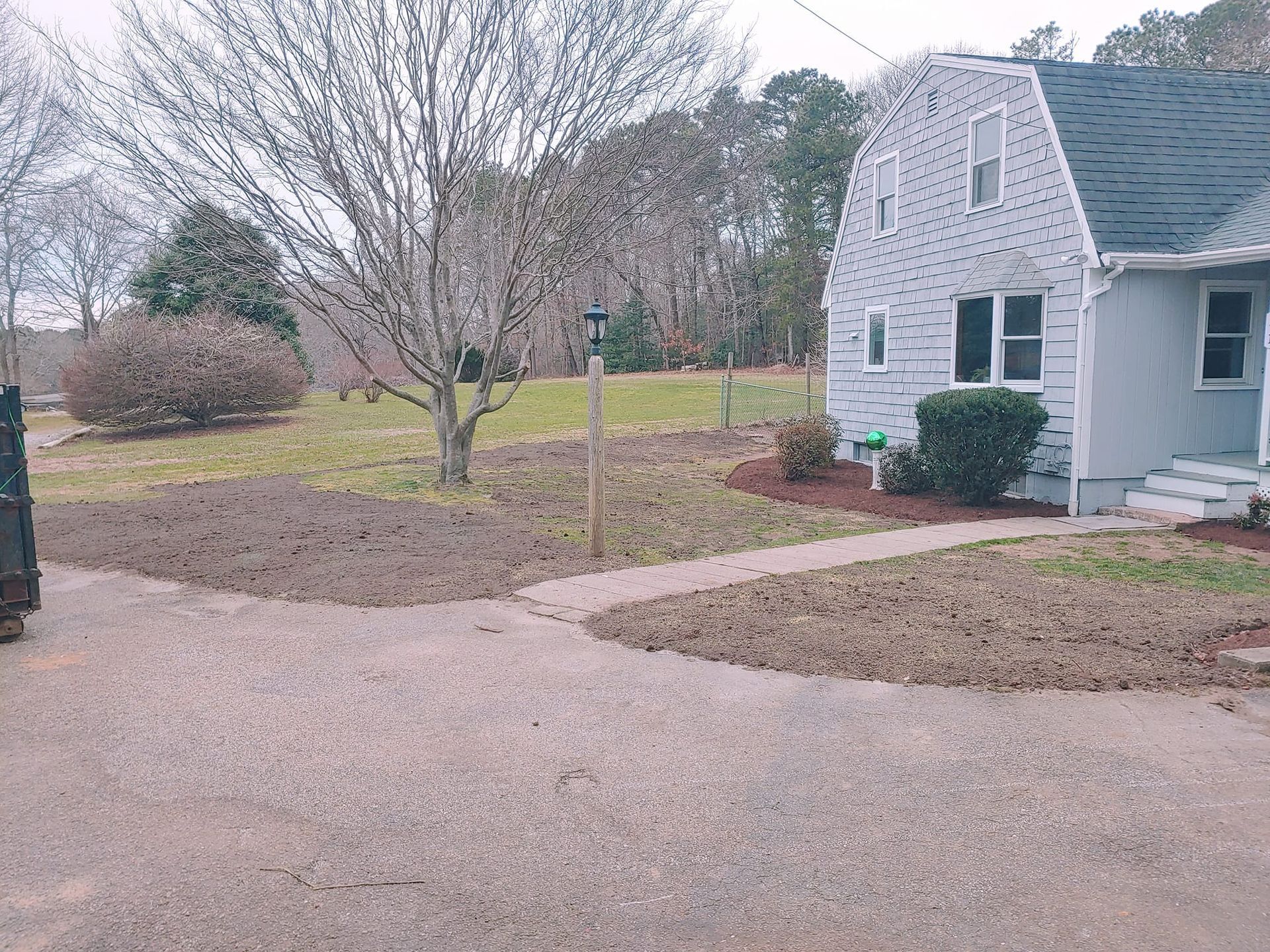 A white house is sitting in the middle of a grassy field.