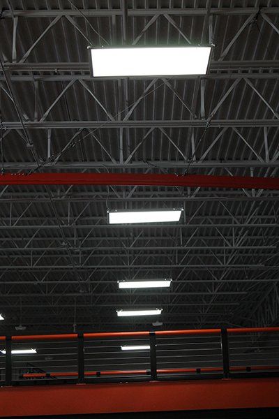 There are a lot of lights hanging from the ceiling of a building.