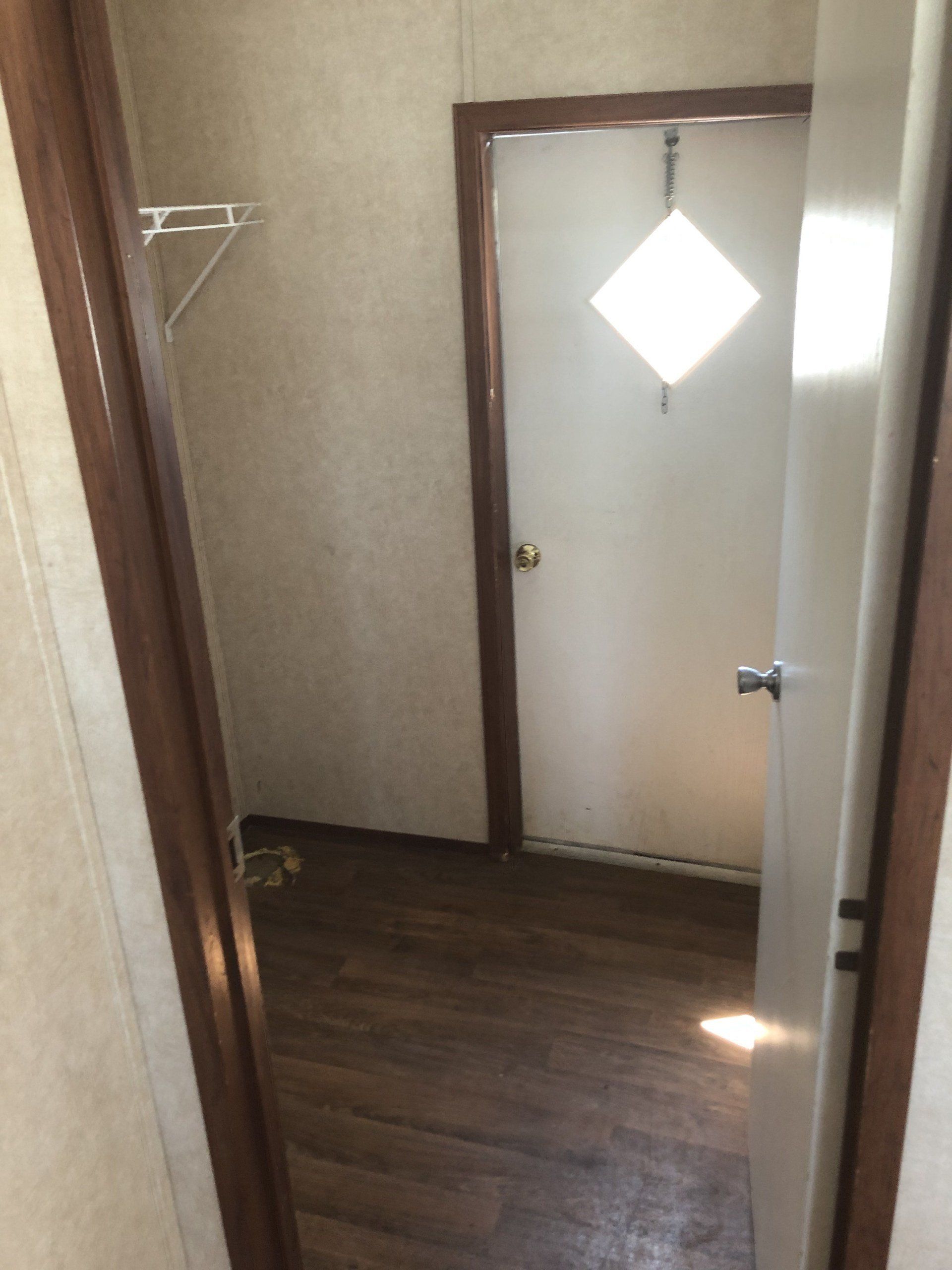 A hallway with a door that has a diamond on it