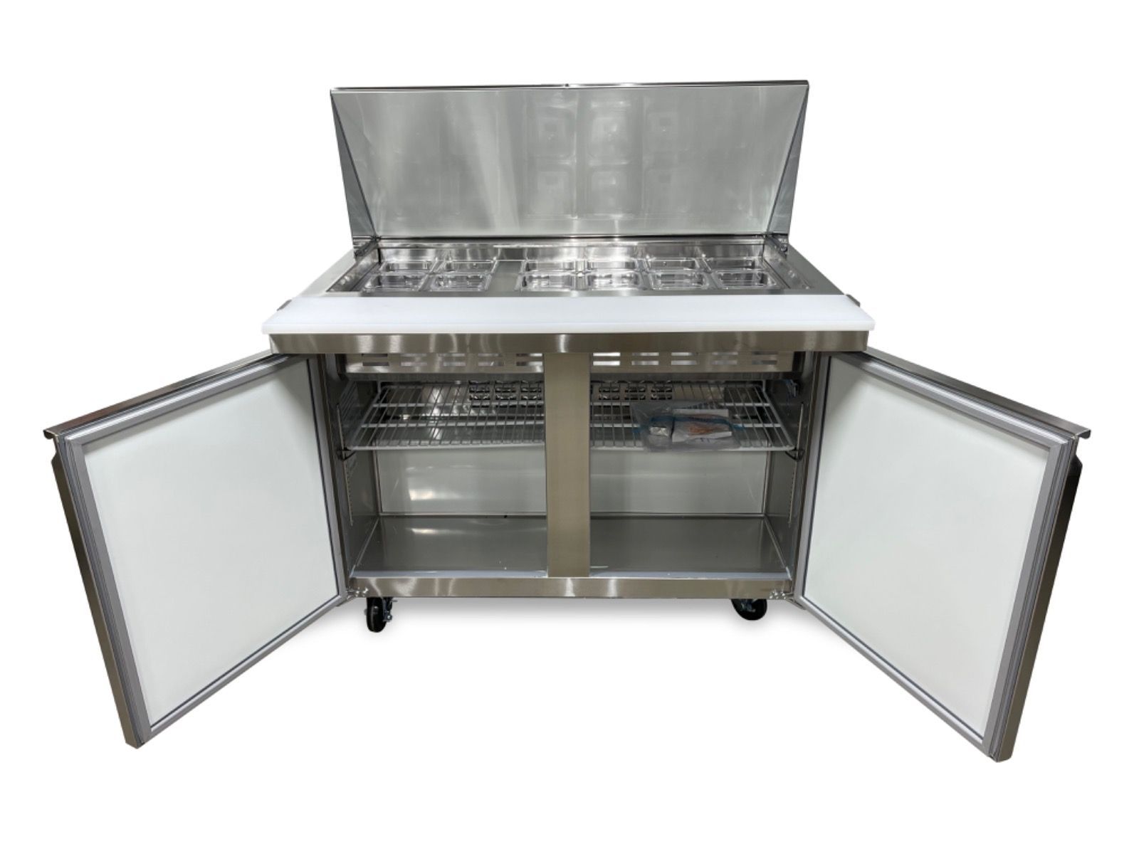 Interior 48″ Mega Top 18 Pan Sandwich