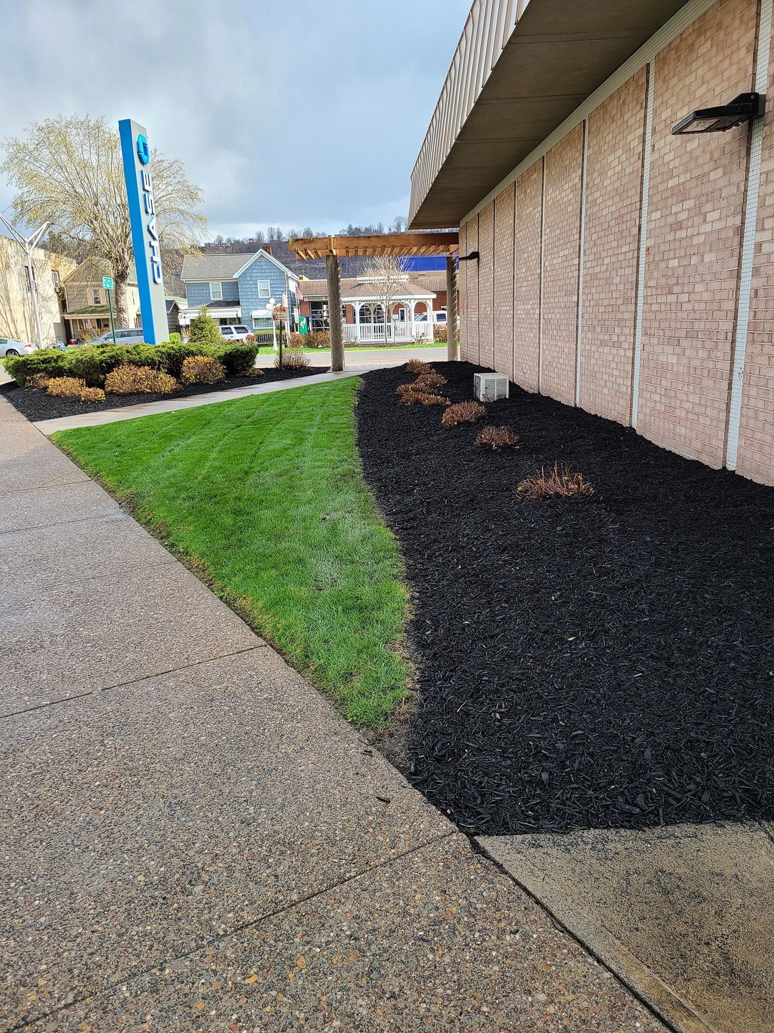 Clean commercial landscaping in Wheeling, WV.