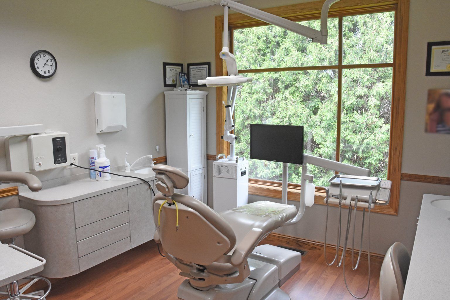 Anamosa Dental clinic dental chair and devices