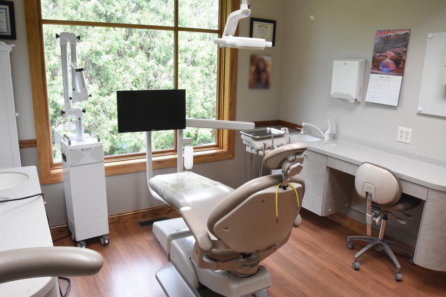 Anamosa Dental devices and chair