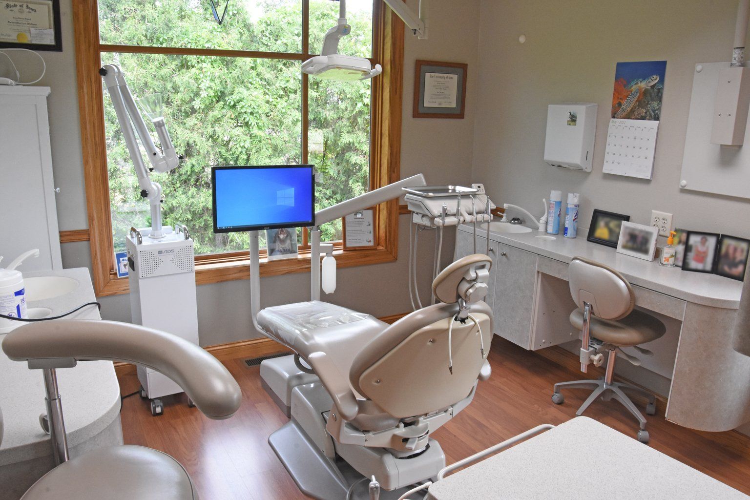 Anamosa Dental room chair and devices