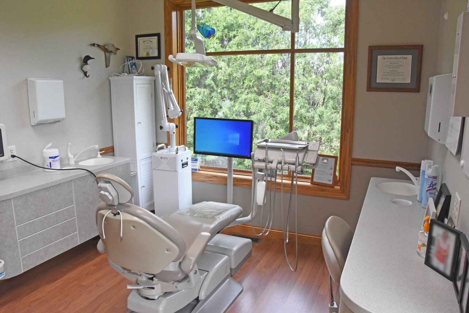 Anamosa Dental devices within the room