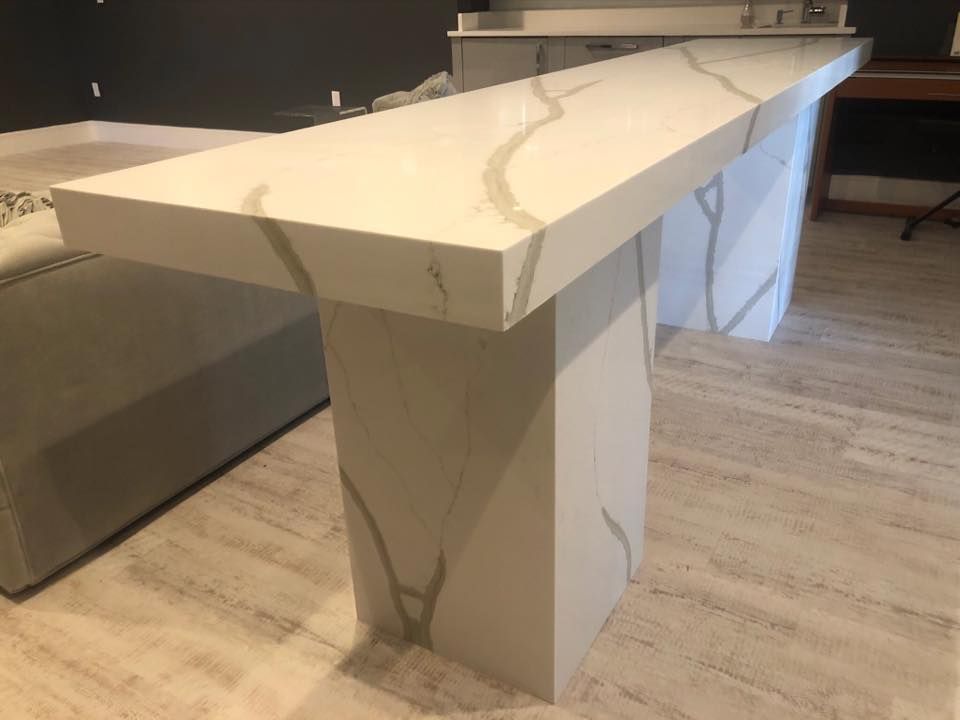 White quartz kitchen island with grey veining.
