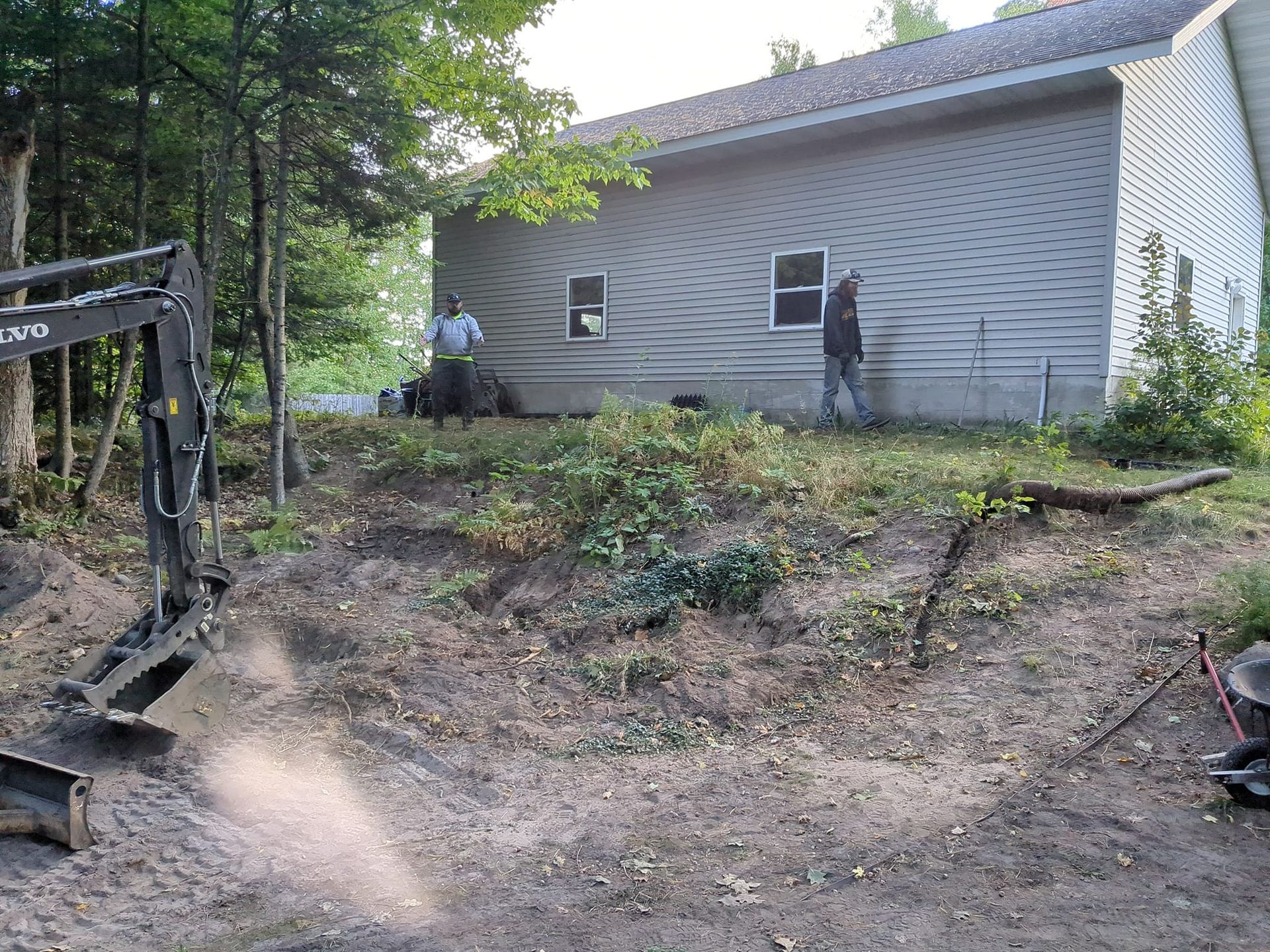 A couple of people are standing in front of a house.