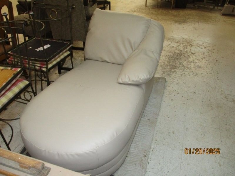 A picture of a chaise lounge