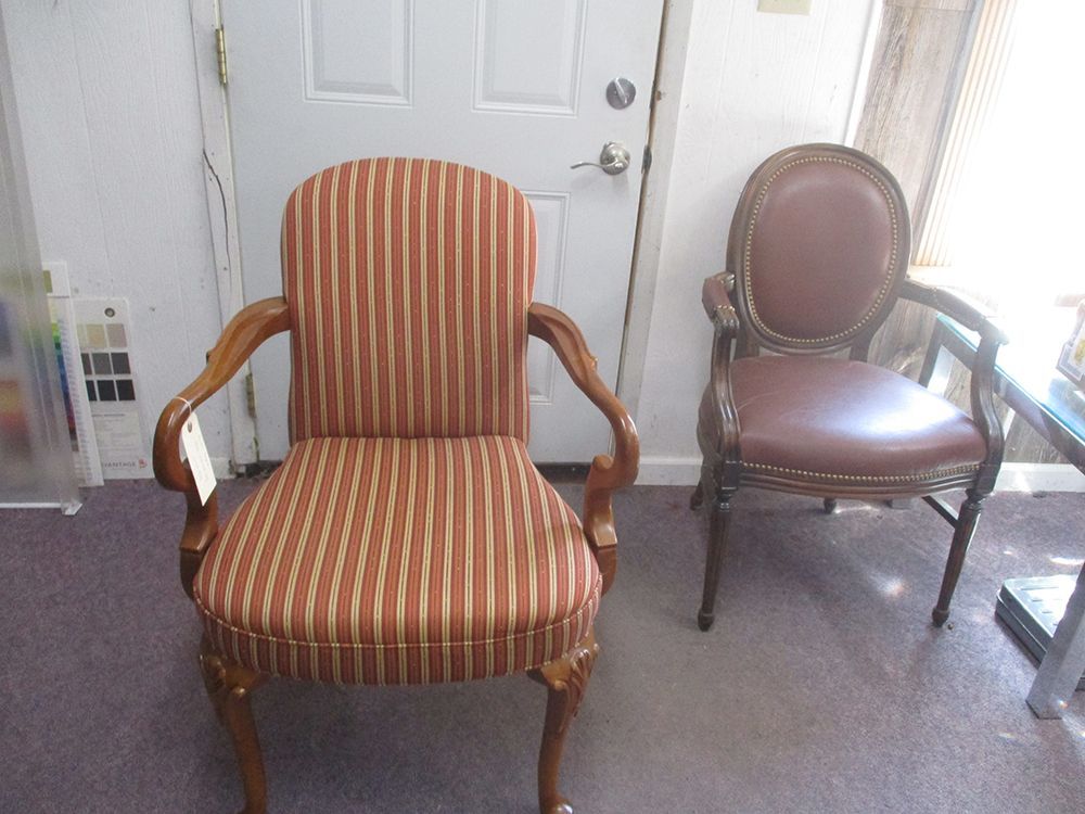 Two chairs are sitting next to each other in a room.