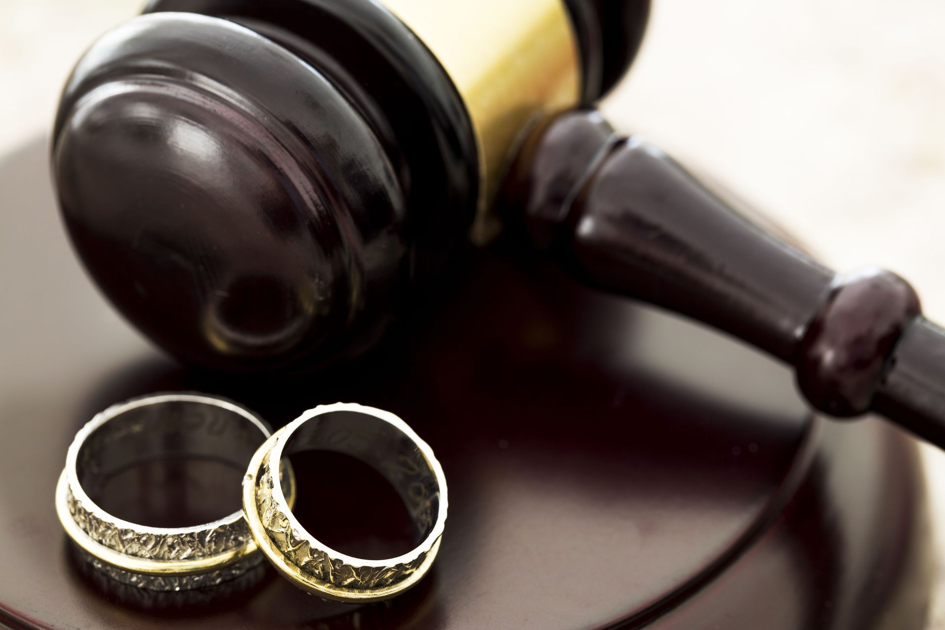 Family Attorney vs. General Lawyer: Who Should Handle Your Case?