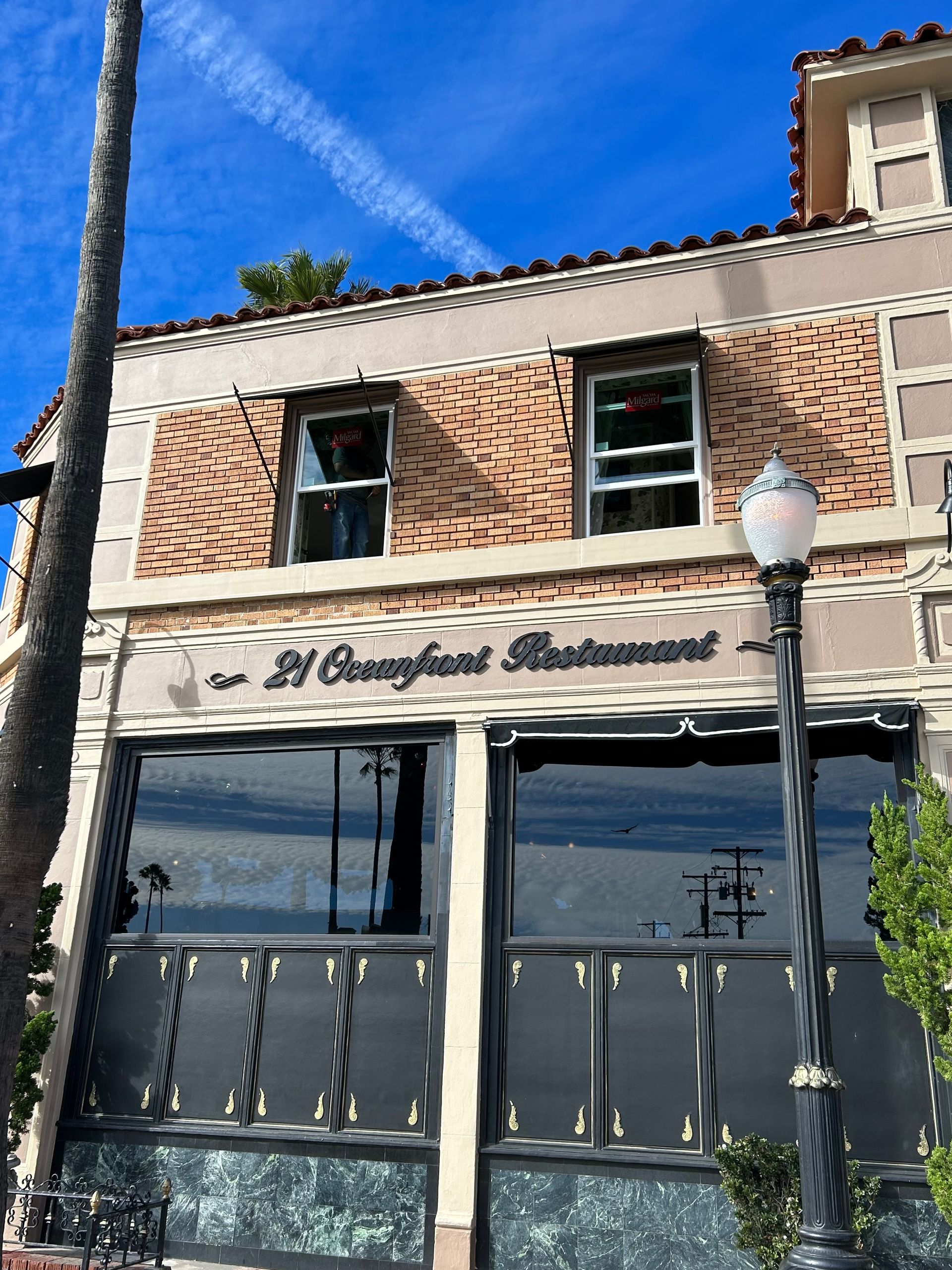 A building with a sign that says 21 crescent restaurant