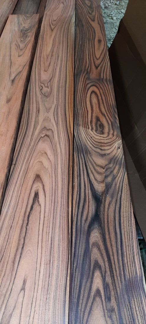 A close up of a piece of wood with a pattern on it.