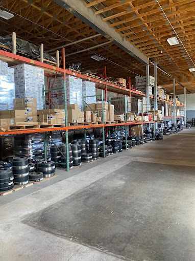 A large warehouse filled with lots of shelves and boxes.