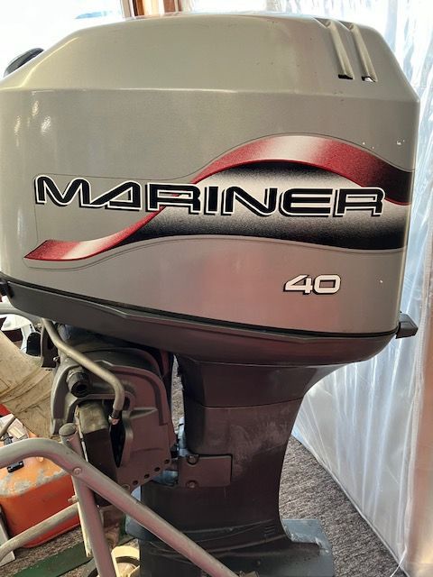a mariner 40 outboard motor is sitting on a cart