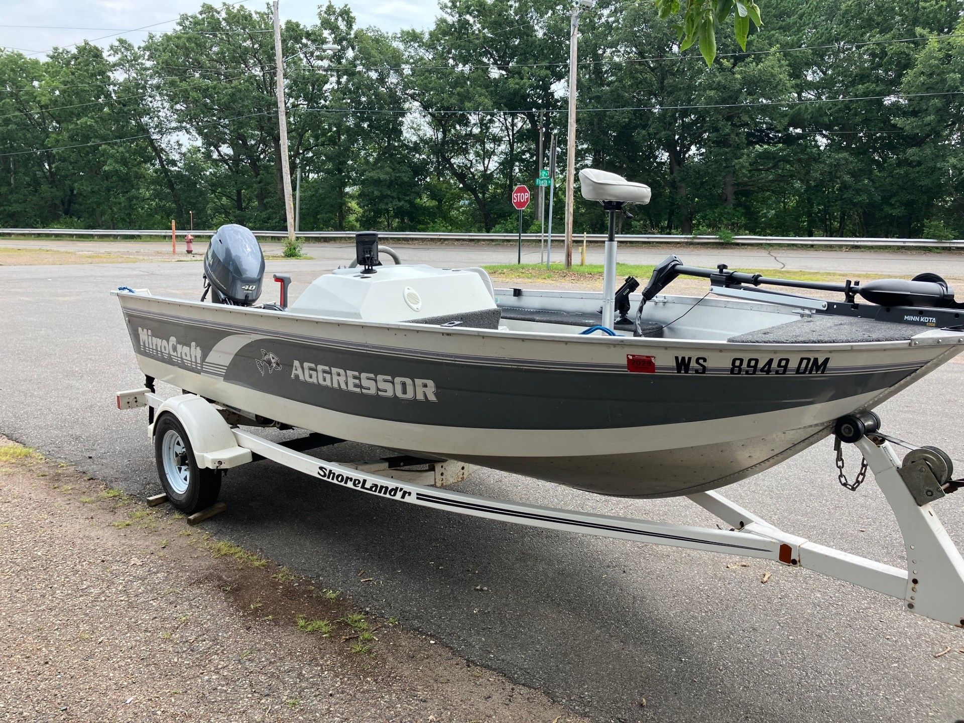 Aluminum fishing boat 