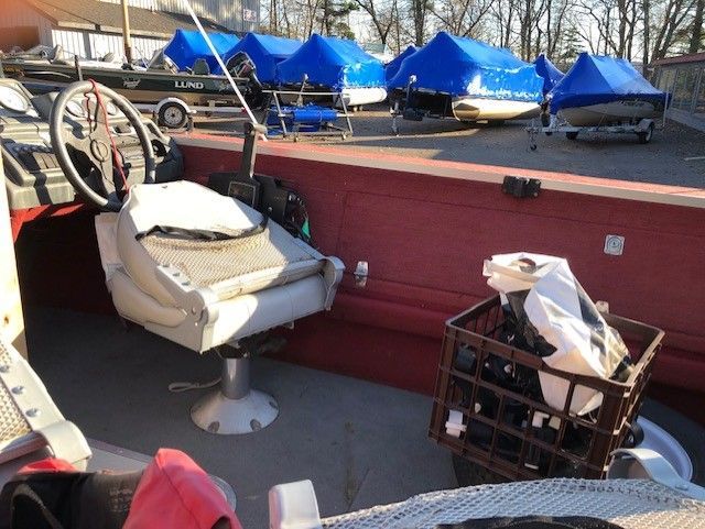 A boat with the word Lund on the side of it