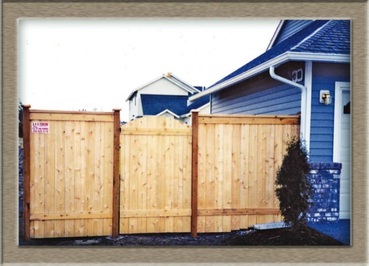 Cedar Fence, Round Top Gate