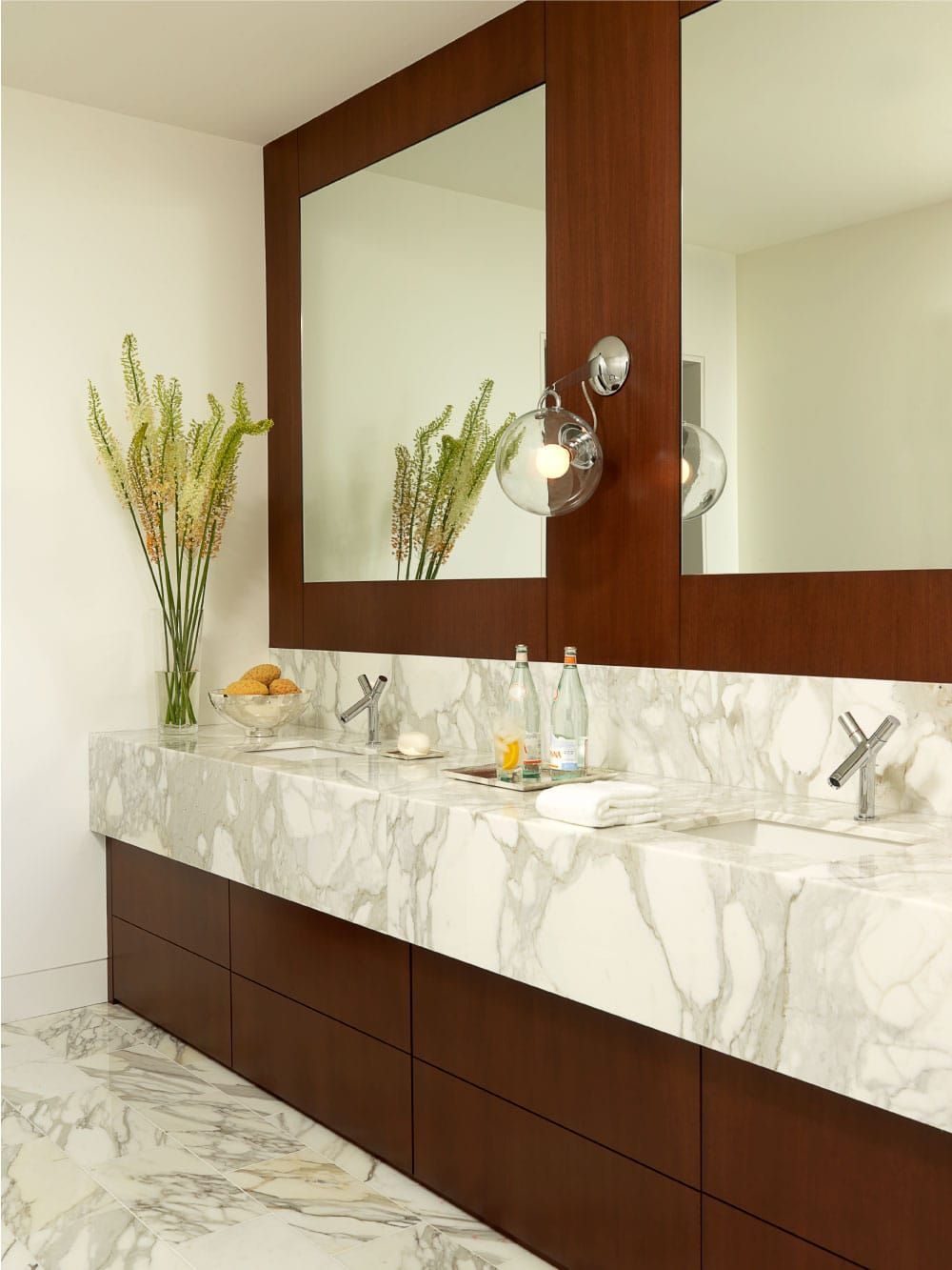A bathroom with two sinks and two mirrors