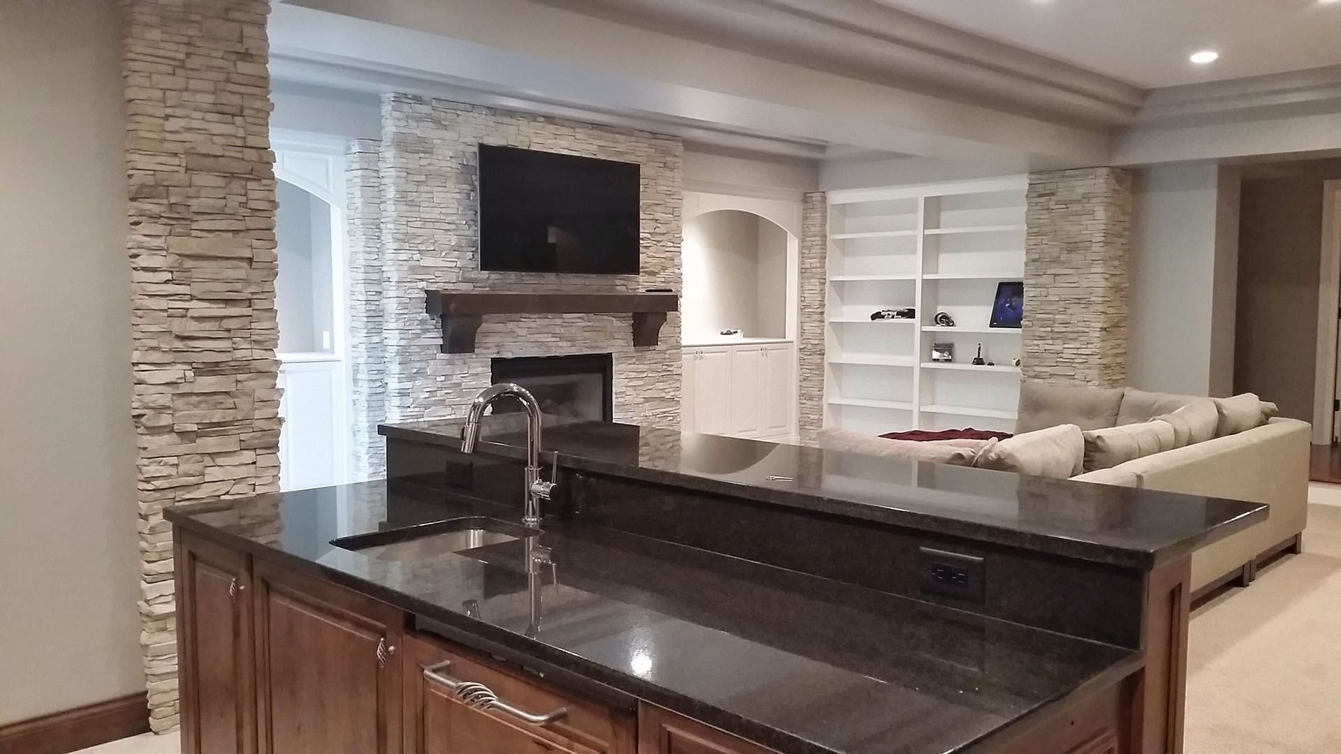 Entertainment room with bar area