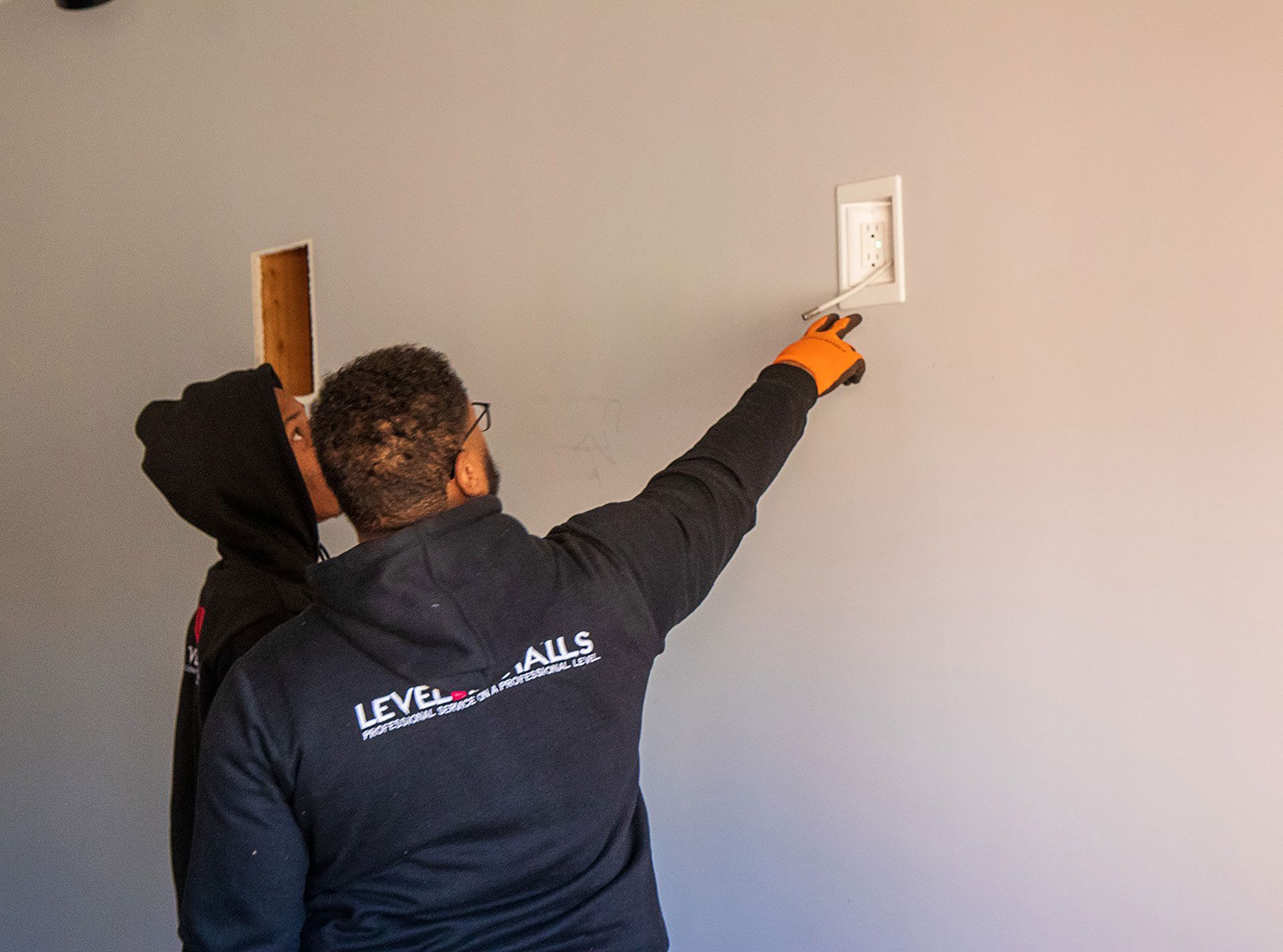 men planning the TV installation