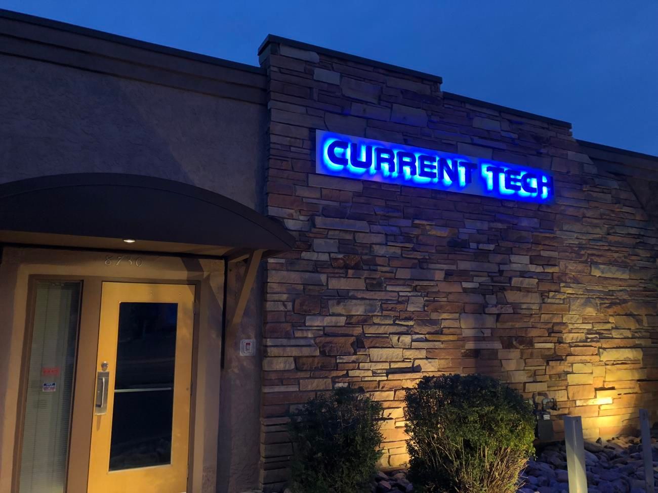 3 Benefits of Having an Electrical Sign for Your Business
