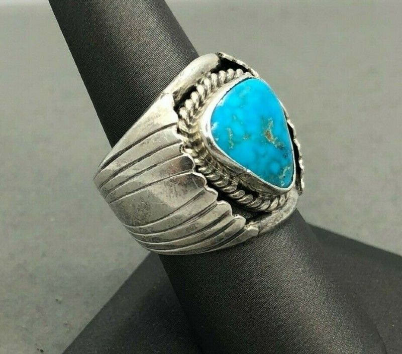 A silver ring with a turquoise stone on it