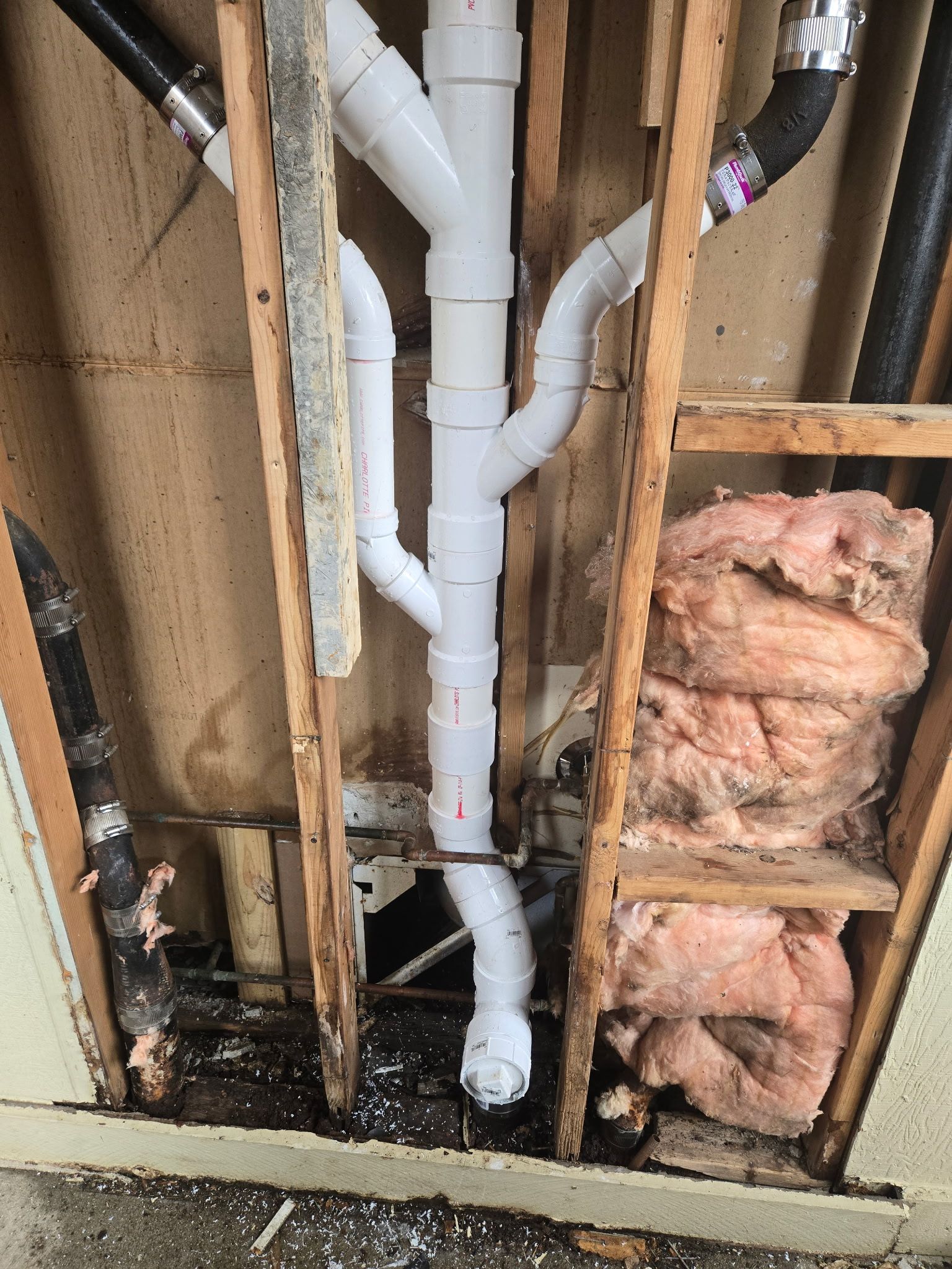 A bunch of pipes are hanging from the ceiling of a building