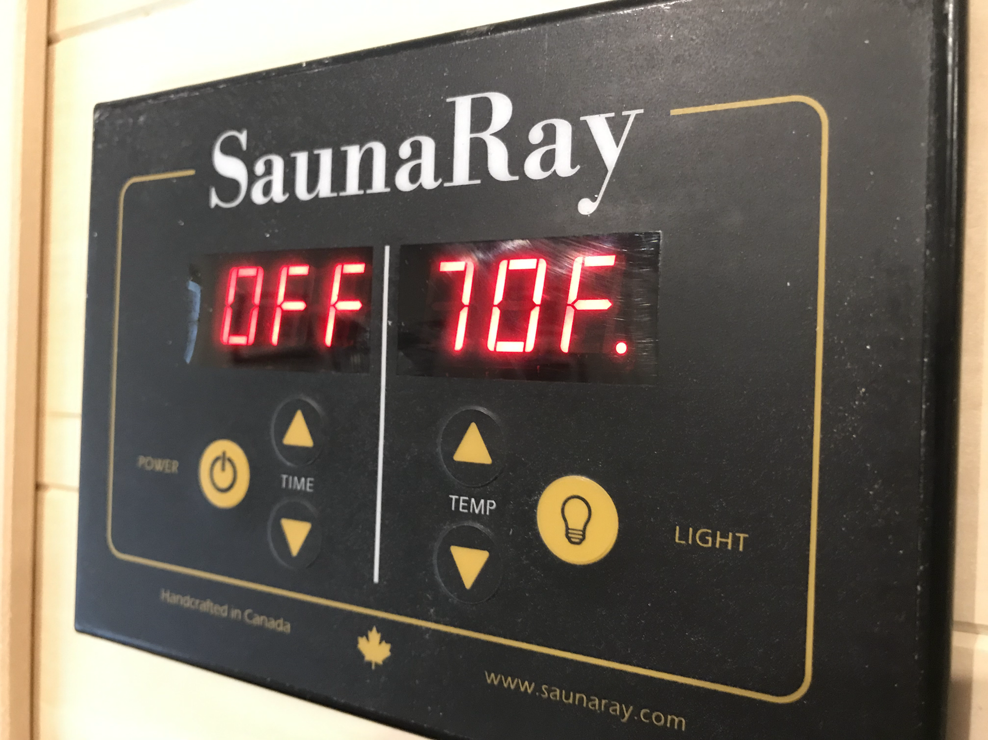 A sauna ray display shows that the temperature is 70 degrees